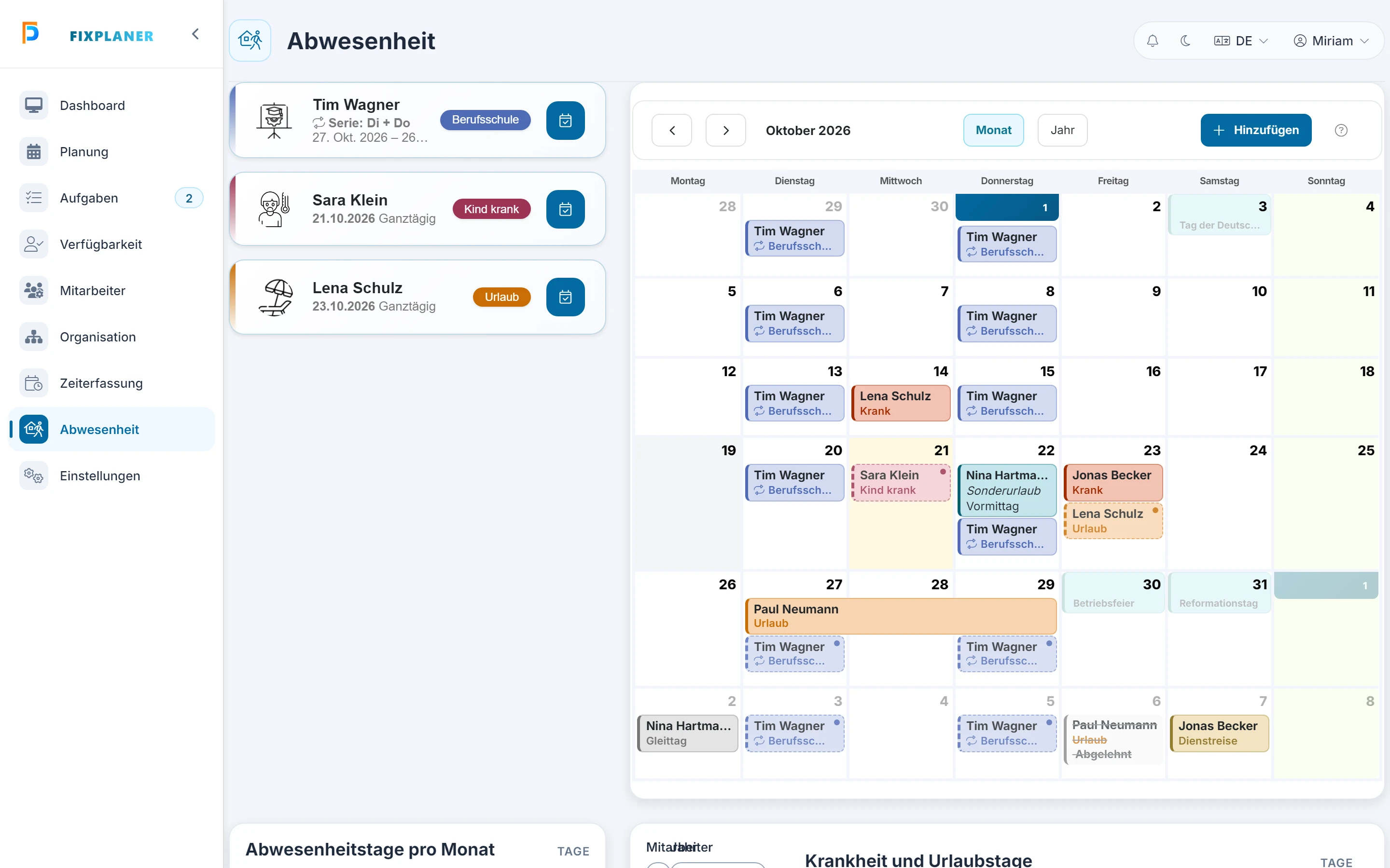 Screenshot: Bildschirm Abwesenheit. Markiert: (A) Offene Anfragen: Die Liste zeigt alle Anträge, über die noch niemand entschieden hat, und erscheint nur, wenn es welche gibt., (B) Kalender: Jeder Eintrag zeigt Person und Art der Abwesenheit, ein beantragter Eintrag trägt zusätzlich „Ausstehend“., (1) Hinzufügen: „Hinzufügen“ oder ein im Kalender gezogener Zeitraum öffnet den Dialog „Abwesenheit hinzufügen“.