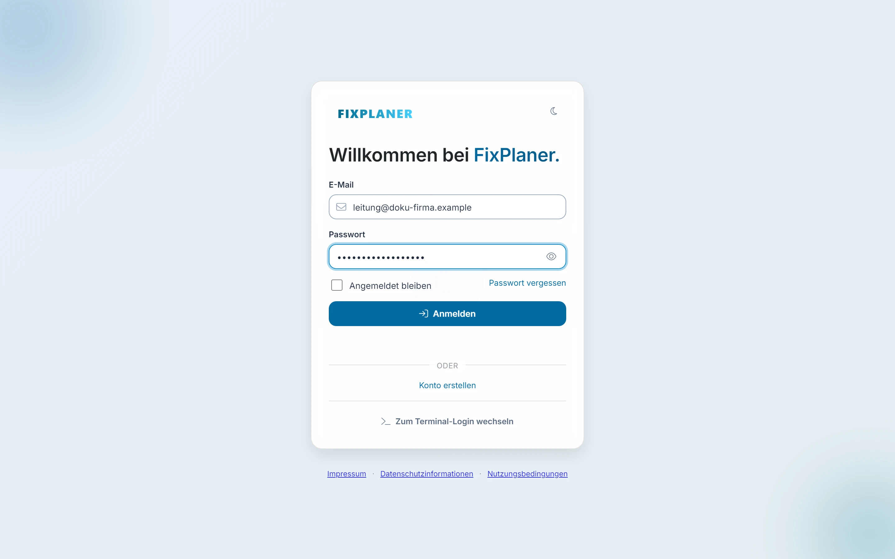 Screenshot Anmelden (Web und App): Schritt 1: E-Mail und Passwort eingeben. Markiert: (1) Angemeldet bleiben: Das Kästchen unter dem Passwortfeld legt fest, wie lange deine Anmeldung auf diesem Gerät hält., (2) Anmelden: Der Knopf schickt E-Mail (oder Benutzername) und Passwort zur Anmeldung ab.