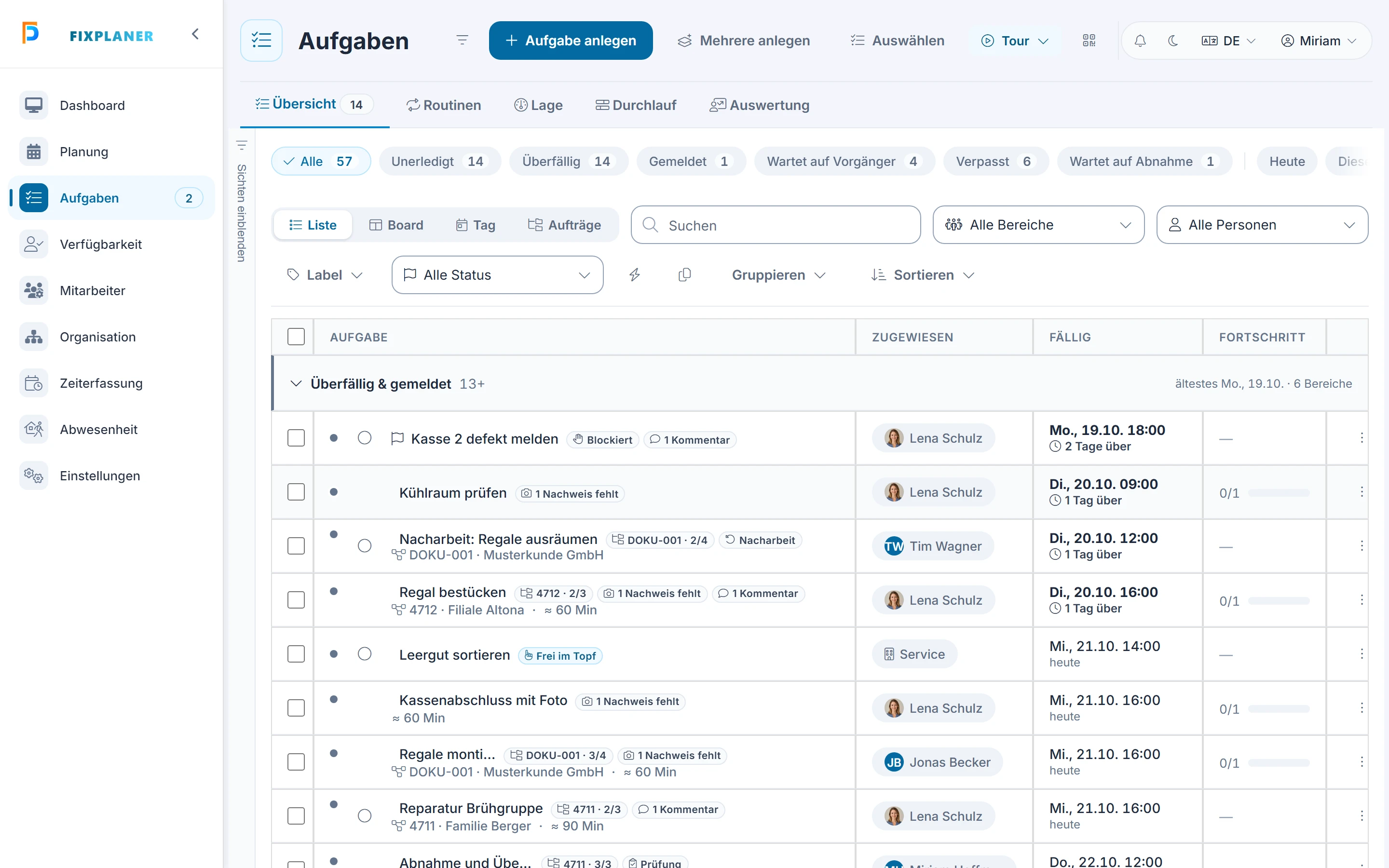 Screenshot: Bildschirm Aufgaben. Markiert: (1) Reiter der Aufgaben: Die Reiter führen zu Übersicht, Routinen, Lage, Auswertung und Durchlauf, soweit Recht, Tarif und Firmenschalter sie freigeben., (2) Liste, Board, Tag, Aufträge: Die Übersicht zeigt dieselben Aufgaben als Liste, Board, Tag oder Aufträge., (A) Aufgabenliste: Die Liste zeigt die Aufgaben deines Sichtbereichs in Gruppen mit Status und Fälligkeit.