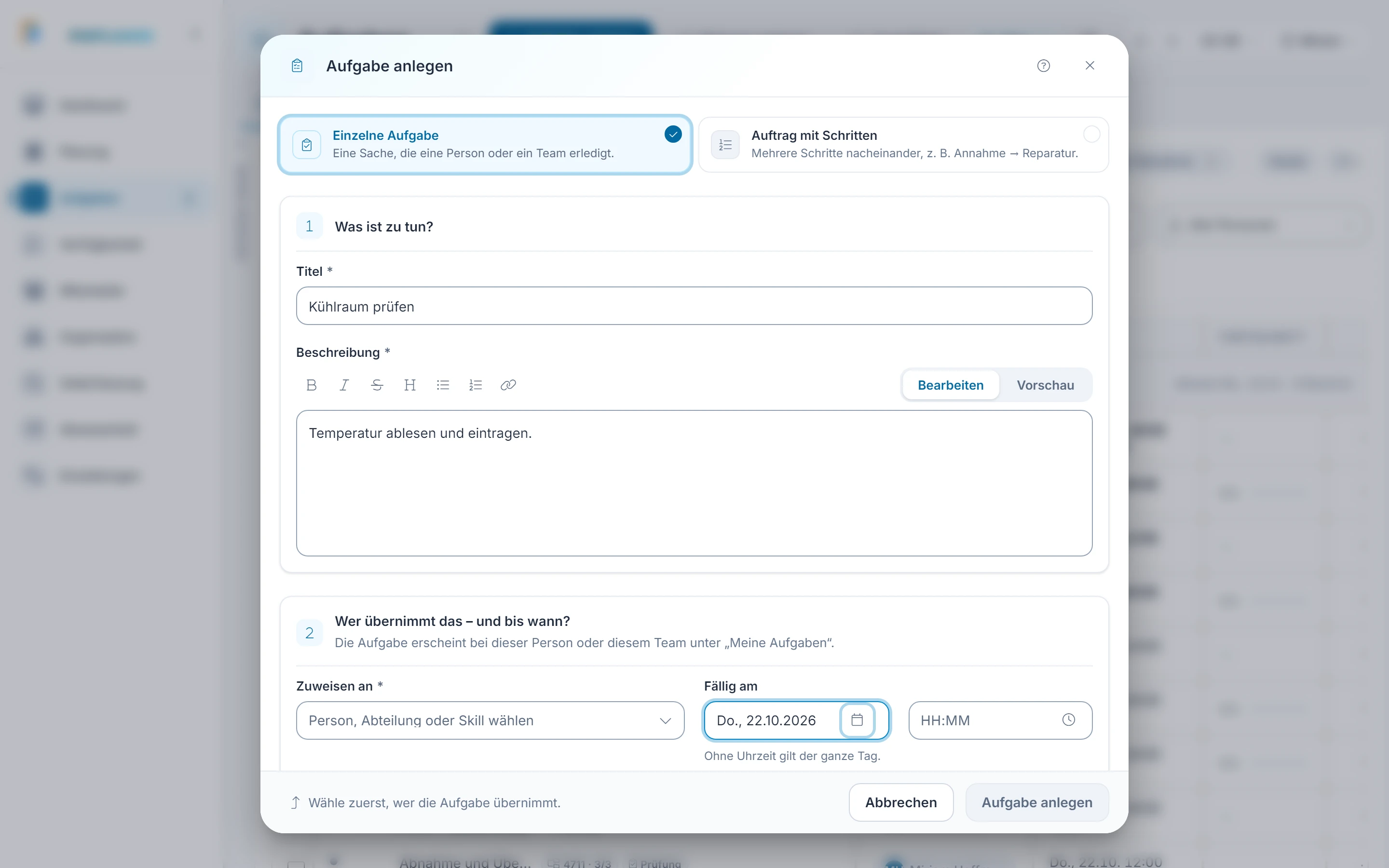 Screenshot Aufgabe anlegen: Schritt 2: Angaben ausfüllen. Markiert: (A) Titel: Das Feld „Titel“ trägt den Namen der Aufgabe, im Beispiel „Kühlraum prüfen“., (B) Fällig am: Das Datum legt fest, bis wann die Aufgabe erledigt sein soll.