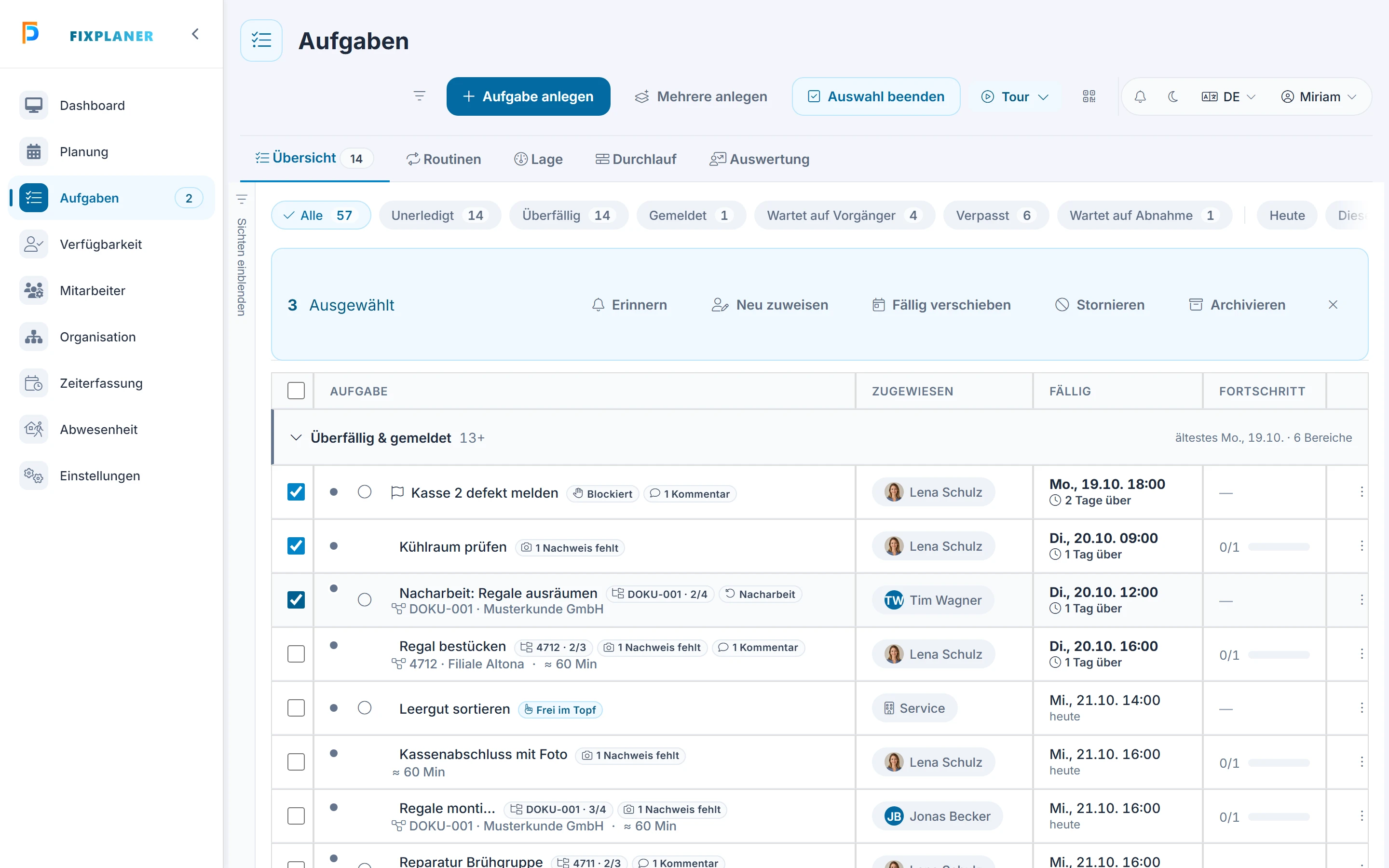 Screenshot Auswahlmodus: Massenaktionen: Schritt 1: Auswahlmodus einschalten. Markiert: (1) Auswahl beenden: Der Knopf „Auswahl beenden“ verlässt den Auswahlmodus wieder., (2) Häkchen an der Zeile: Mit dem Häkchen wählst du die Aufgabe aus.