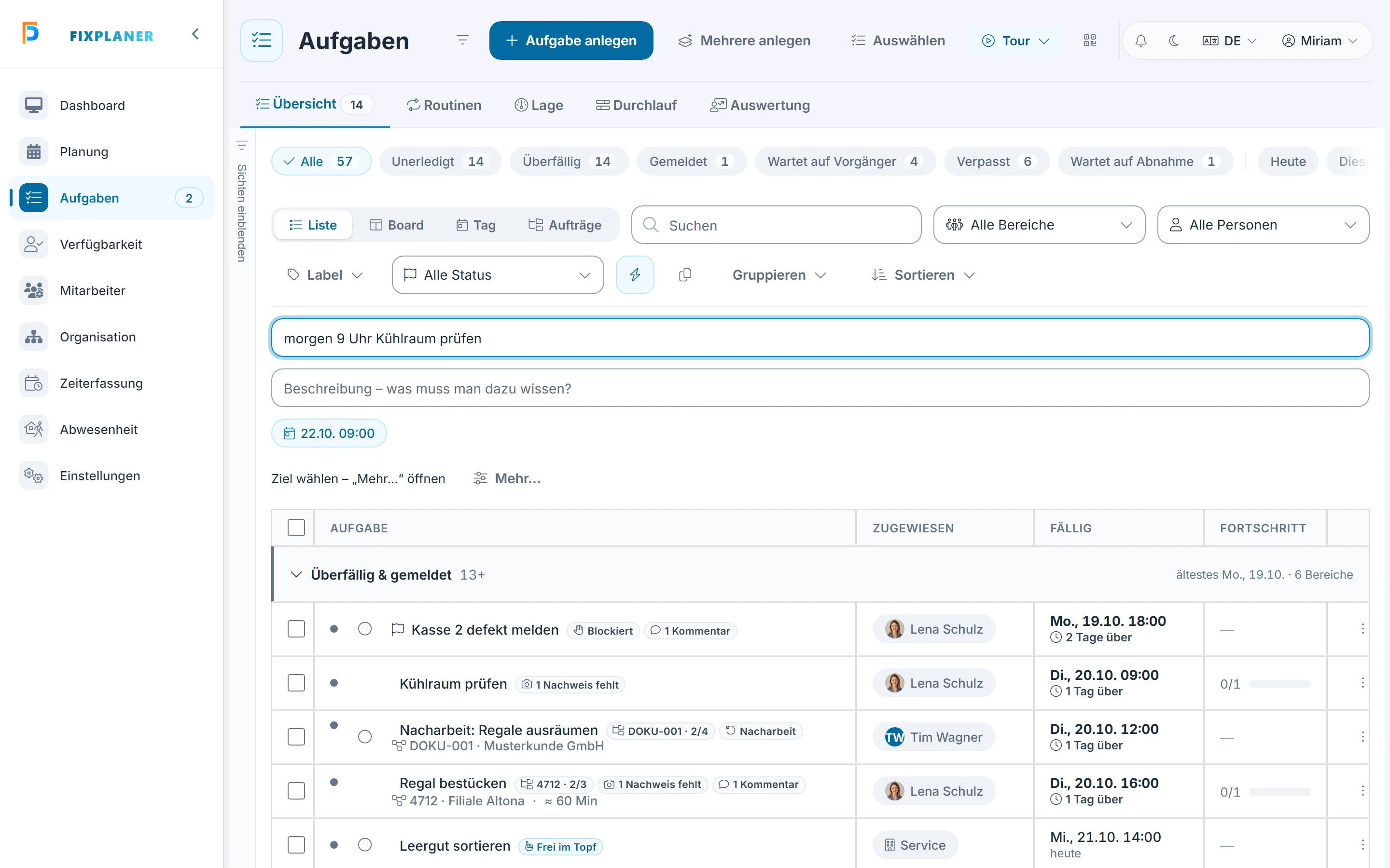 Screenshot Schnell anlegen: Schritt 2: Text eintippen. Markiert: (A) Eingabe: Hier steht der getippte Text, im Beispiel „morgen 9 Uhr Kühlraum prüfen“., (B) Erkannte Angaben: Darunter zeigt FixPlaner das erkannte Datum mit Uhrzeit.