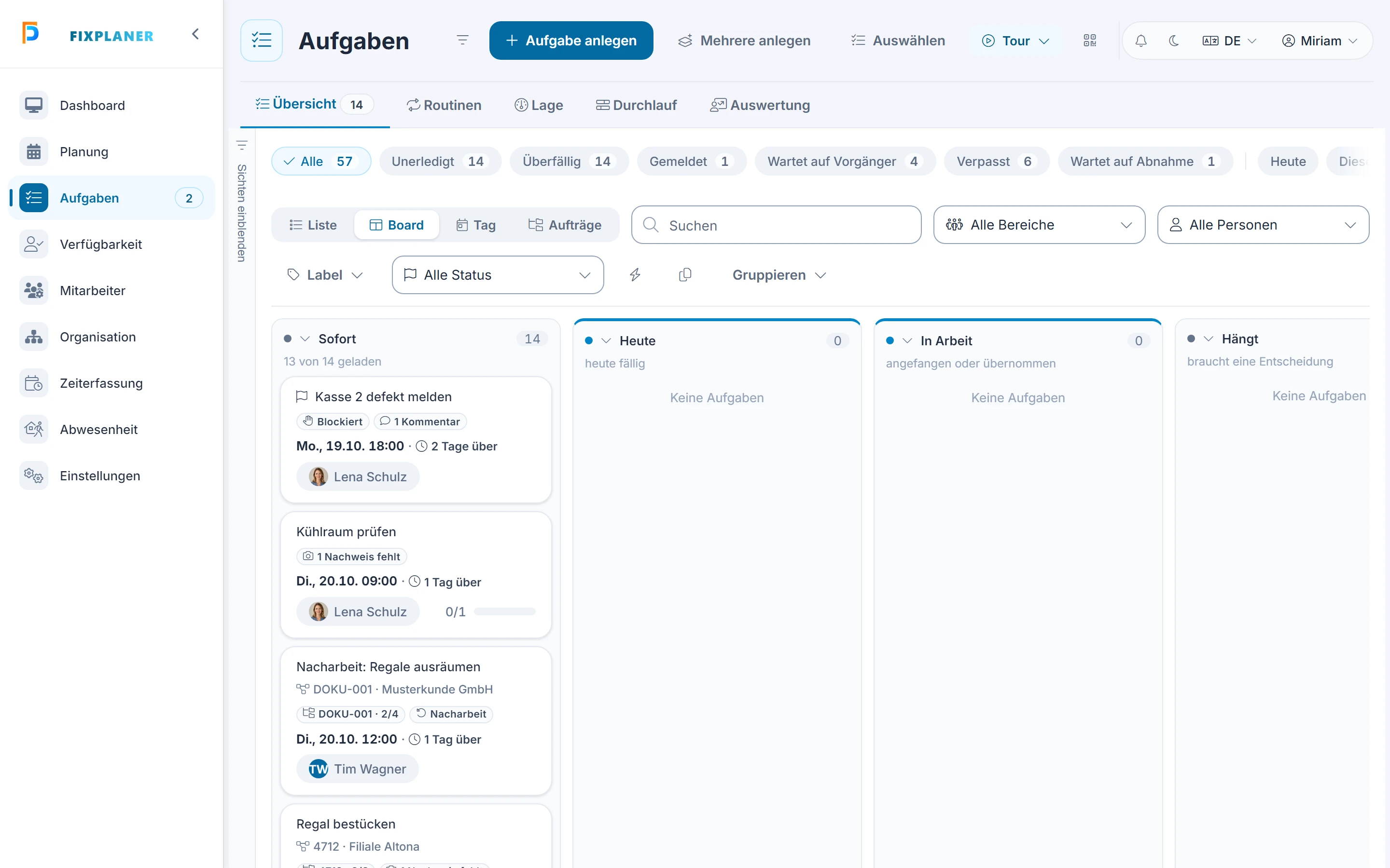Screenshot: Board. Markiert: (A) Spalten des Boards: Das Board zeigt die Aufgaben als Karten in Spalten nach ihrem Stand., (1) Aufgabenkarte: Eine Karte zeigt Titel, Fälligkeit und Zuständige sowie ein Kennzeichen wie „Blockiert“.