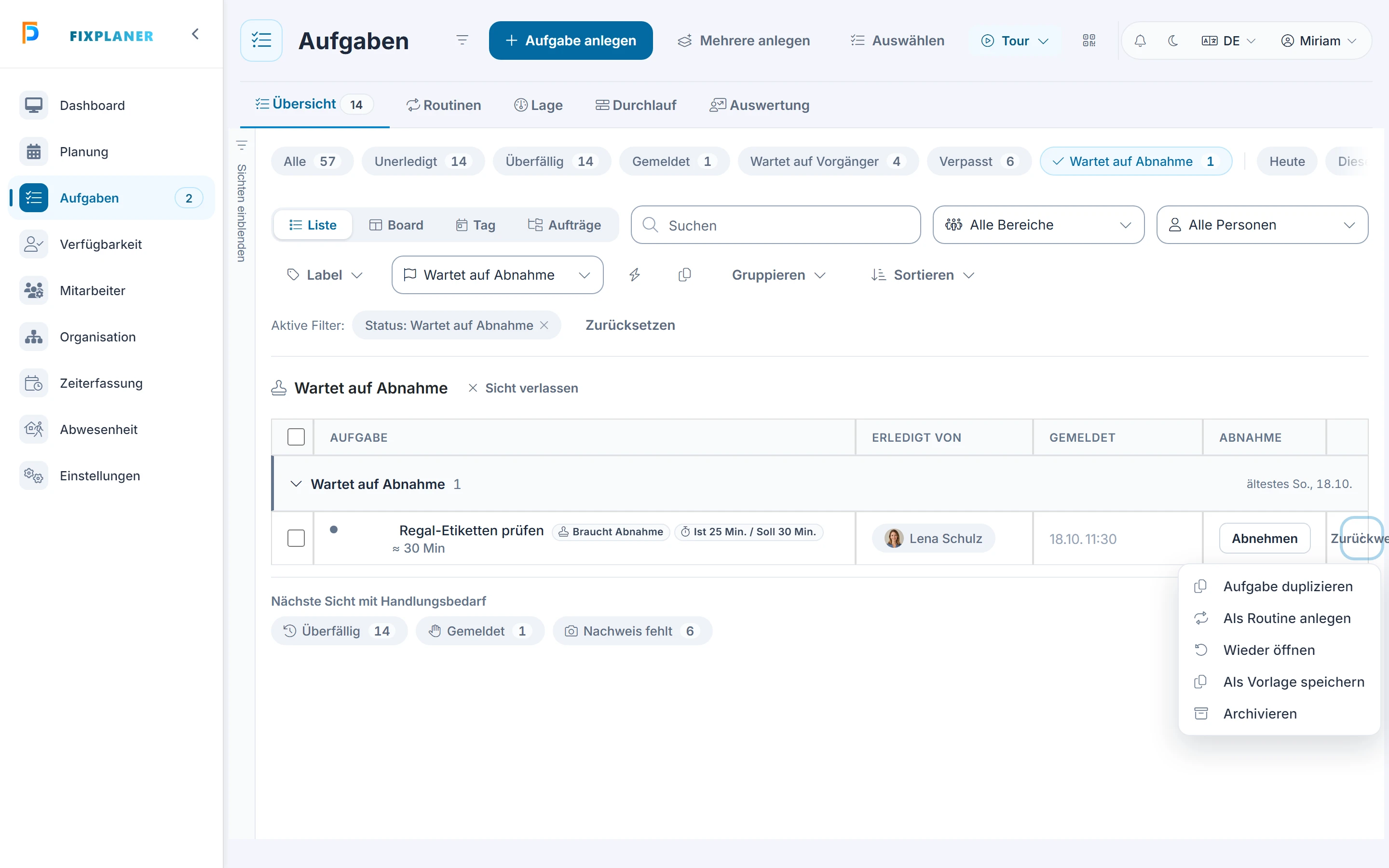 Screenshot: Zeilenmenü. Markiert: (A) Menü an der Zeile: Das Menü „⋮“ bietet je Aufgabe Aktionen wie „Aufgabe duplizieren“, „Wieder öffnen“ und „Archivieren“, soweit sie für diese Aufgabe möglich sind., (1) Abnehmen: Bei gemeldeten Aufgaben stehen „Abnehmen“ und „Zurückweisen“ direkt an der Zeile.