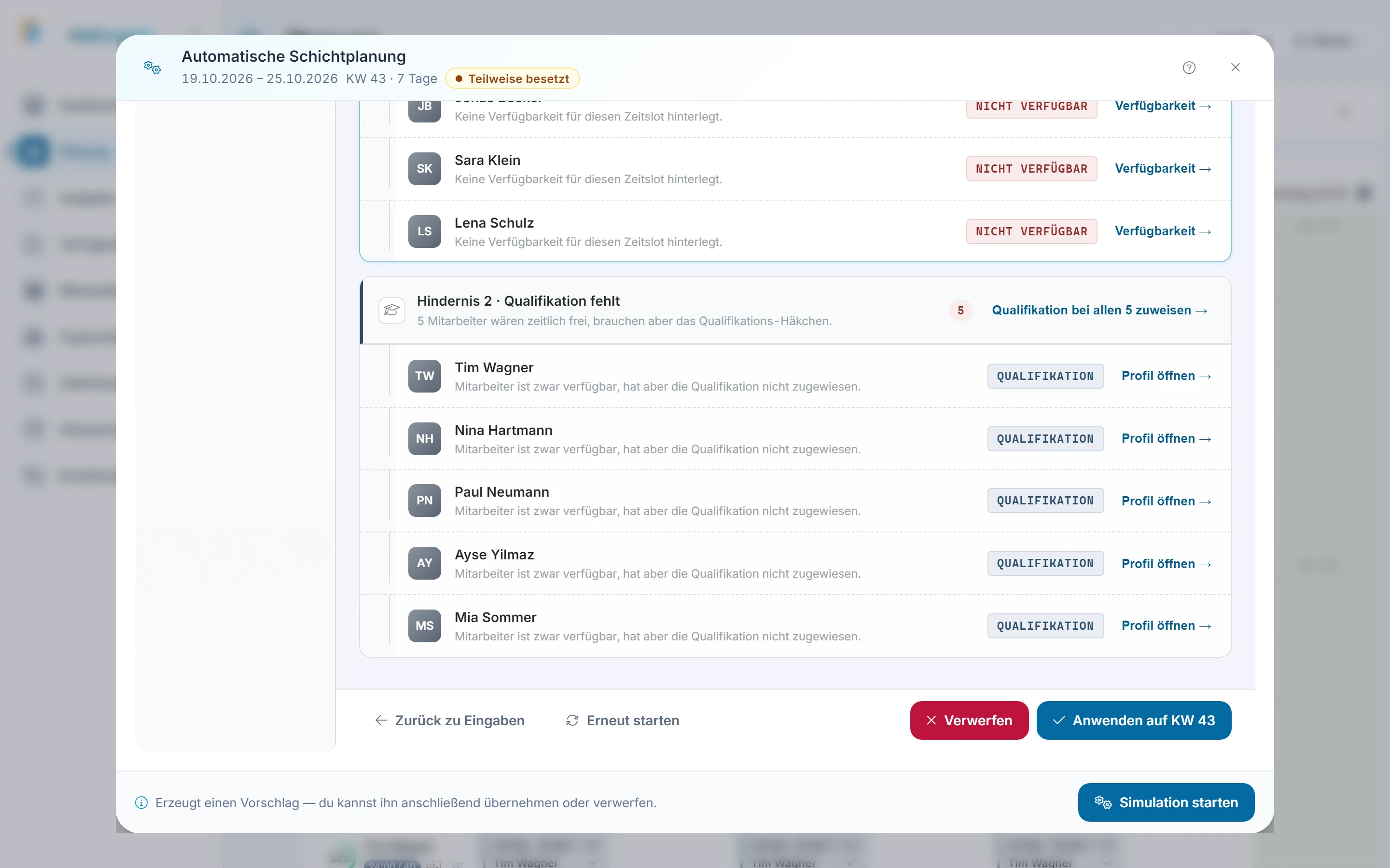 Screenshot Auto-Vorschlag: Schritt 5: Anwenden oder verwerfen. Markiert: (1) Anwenden: „Anwenden auf KW“ ist die Hauptaktion und legt Schichten als Entwurf an., (2) Verwerfen: „Verwerfen“ führt zurück zu den Eingaben, ohne etwas zu ändern.