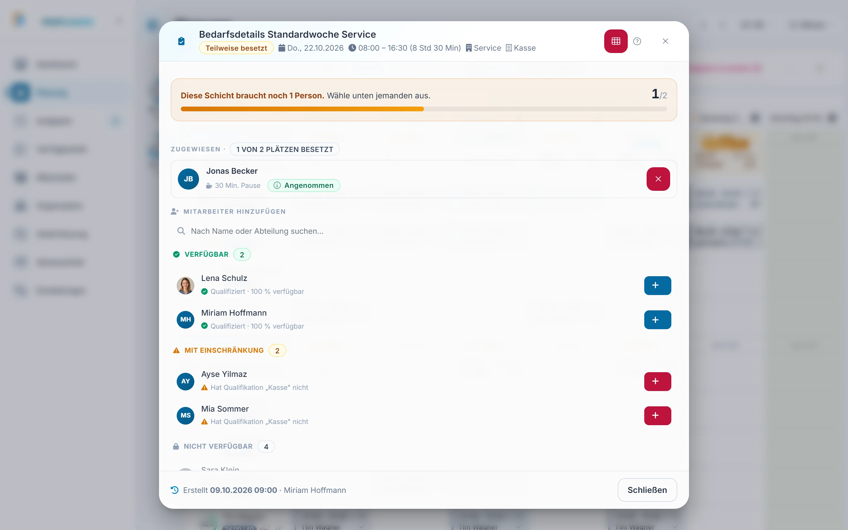 Screenshot: Besetzungsbedarf. Markiert: (A) Zugewiesen je Qualifikation: Für jede verlangte Qualifikation stehen oben die zugewiesenen Personen und darunter die Auswahl., (B) Verfügbar, mit Einschränkung, nicht verfügbar: „Verfügbar“, „Mit Einschränkung“ und „Nicht verfügbar“ ordnen jede Person genau einmal ein., (1) Mitarbeiter hinzufügen: Über die Suche unter „Mitarbeiter hinzufügen“ fügst du Personen hinzu.
