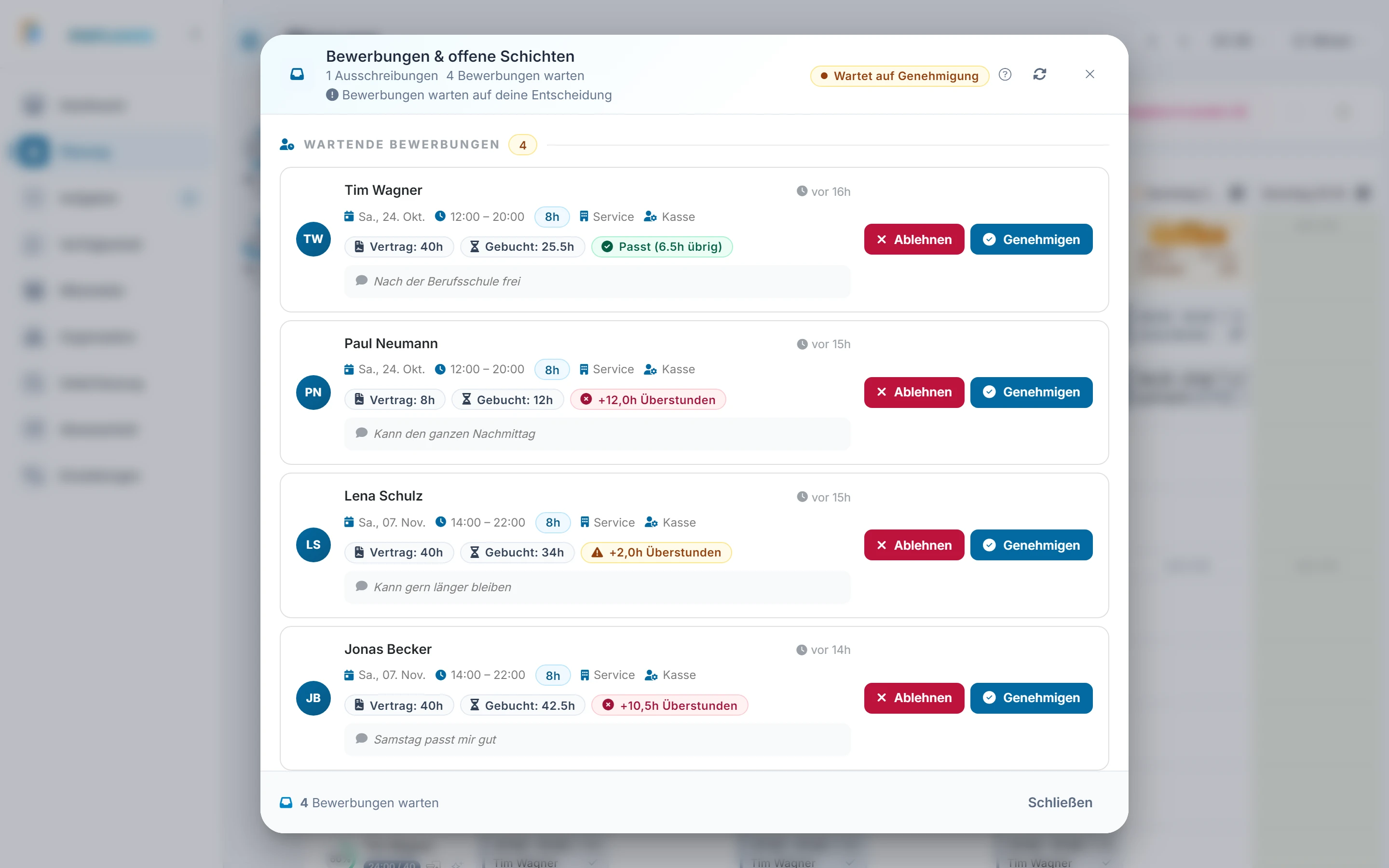 Screenshot Bewerbungen: Schritt 2: Bewerbung prüfen. Markiert: (A) Wartende Bewerbungen: Je Bewerbung stehen Person, Datum und Zeit, Abteilung, Qualifikation, Notiz und die Chips „Vertrag“, „Gebucht“ und „passt“ oder „+x h Überstunden“.