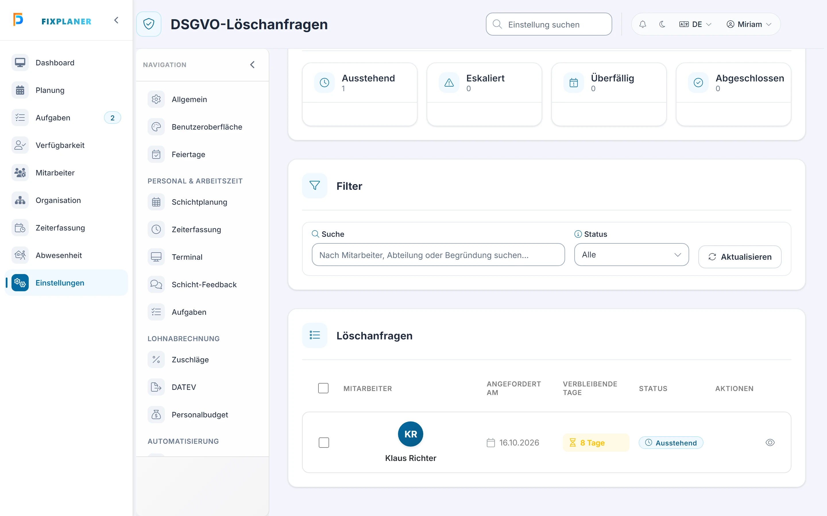 Screenshot Compliance: DSGVO-Löschanfragen: Schritt 1: Übersicht und Filter. Markiert: (1) Filter: Mit den Filtern grenzt du die Liste der Löschanfragen ein., (A) Löschanfragen: Die Liste zeigt die Löschanfragen der Mitarbeiter.