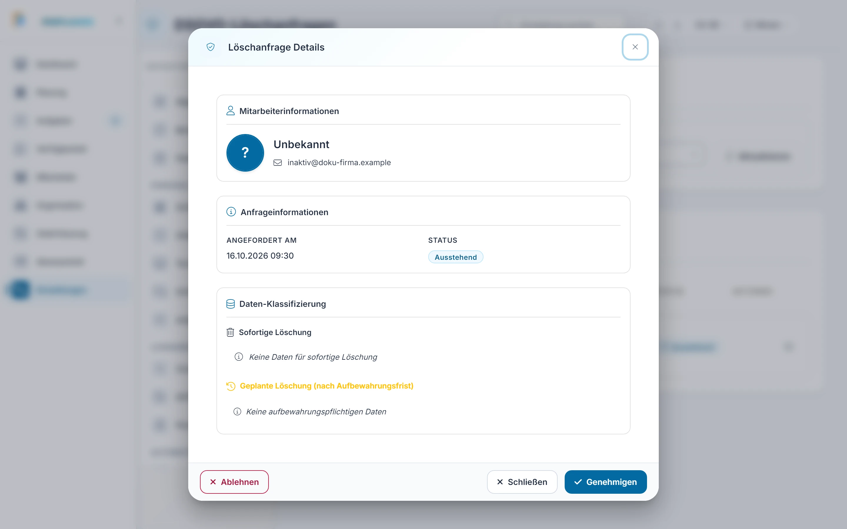 Screenshot Compliance: DSGVO-Löschanfragen: Schritt 3: Genehmigen oder ablehnen. Markiert: (1) Genehmigen: „Genehmigen“ plant die Löschung der personenbezogenen Daten., (2) Ablehnen: „Ablehnen“ verlangt eine ausführliche Begründung.