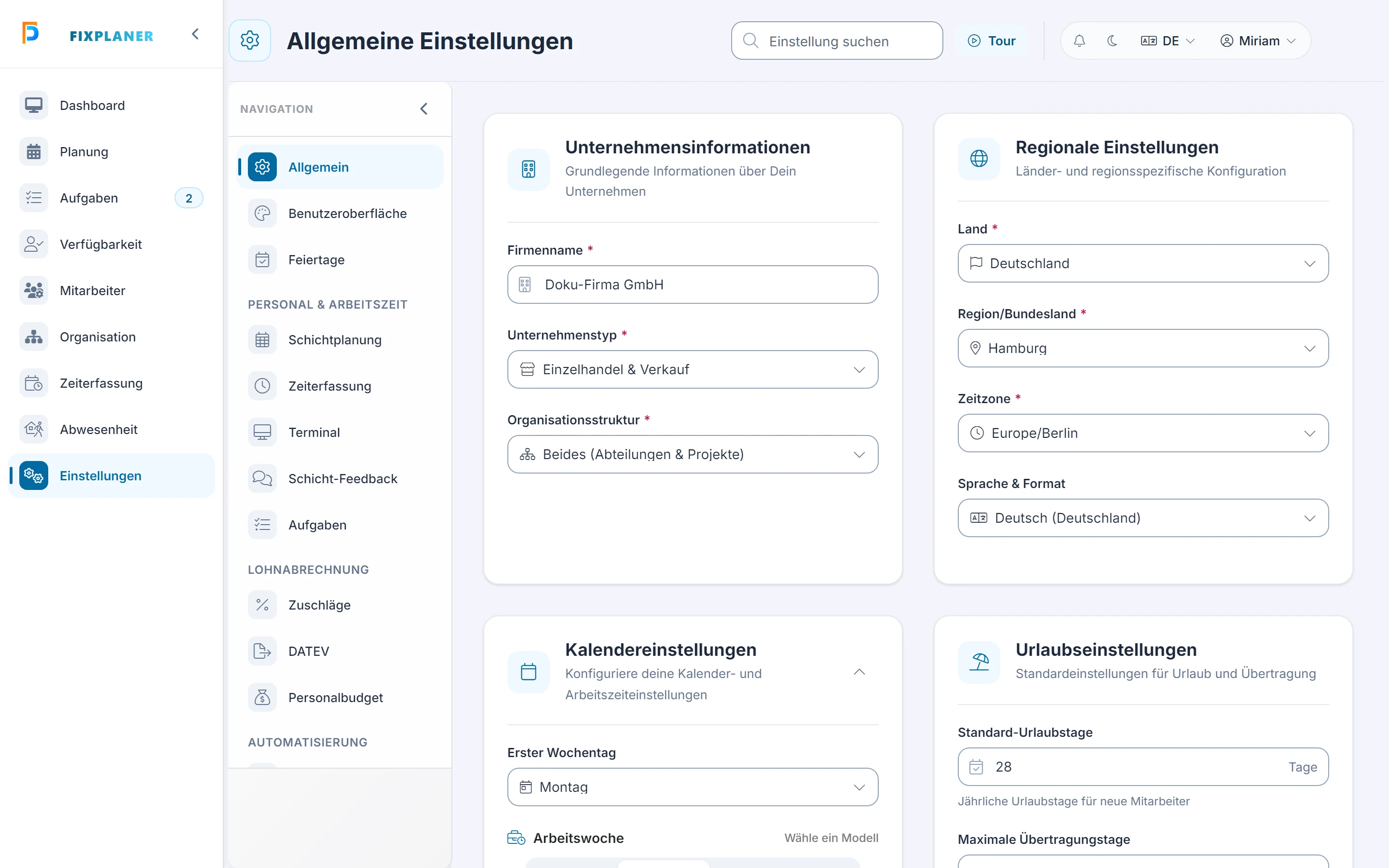 Screenshot: Bildschirm Einstellungen. Markiert: (1) Navigation: Die Seitenleiste gliedert die Bereiche in „Personal & Arbeitszeit“, „Lohnabrechnung“, „Automatisierung“, „Abrechnung“, „Compliance“ und „Konto“., (2) Einstellung suchen: Das Suchfeld springt zu einer Einstellung, die Tastenkombination Strg+K öffnet es., (A) Allgemein: Rechts steht der gewählte Bereich, die Startseite ist „Allgemein“.