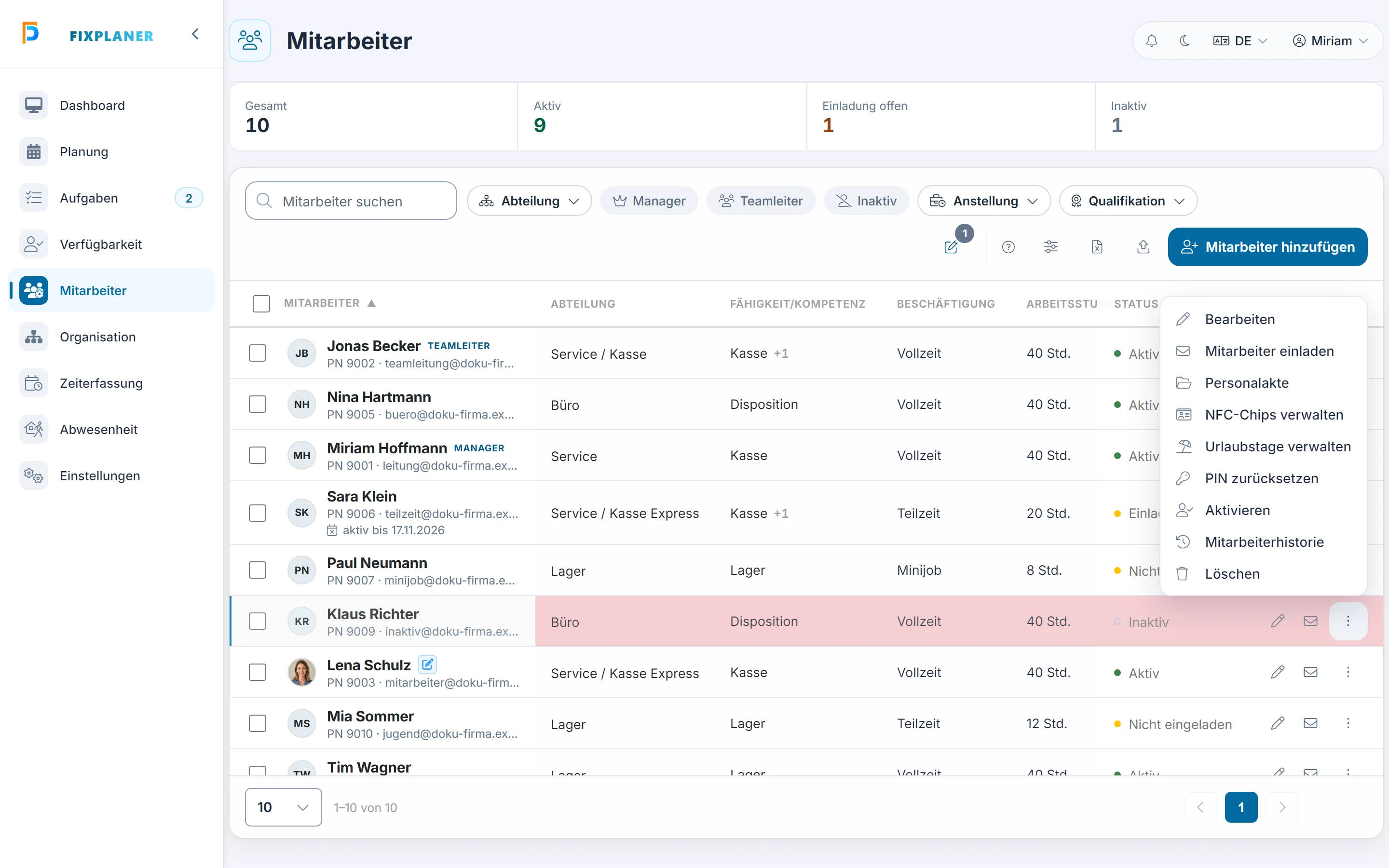 Screenshot Deaktivieren und Aktivieren: Schritt 2: Aktivieren. Markiert: (A) Weitere Aktionen: Das Menü „Weitere Aktionen“ bei einer inaktiven Person, hier mit „Aktivieren“., (1) Aktivieren: „Aktivieren“ gibt einer inaktiven Person den Zugang zurück.