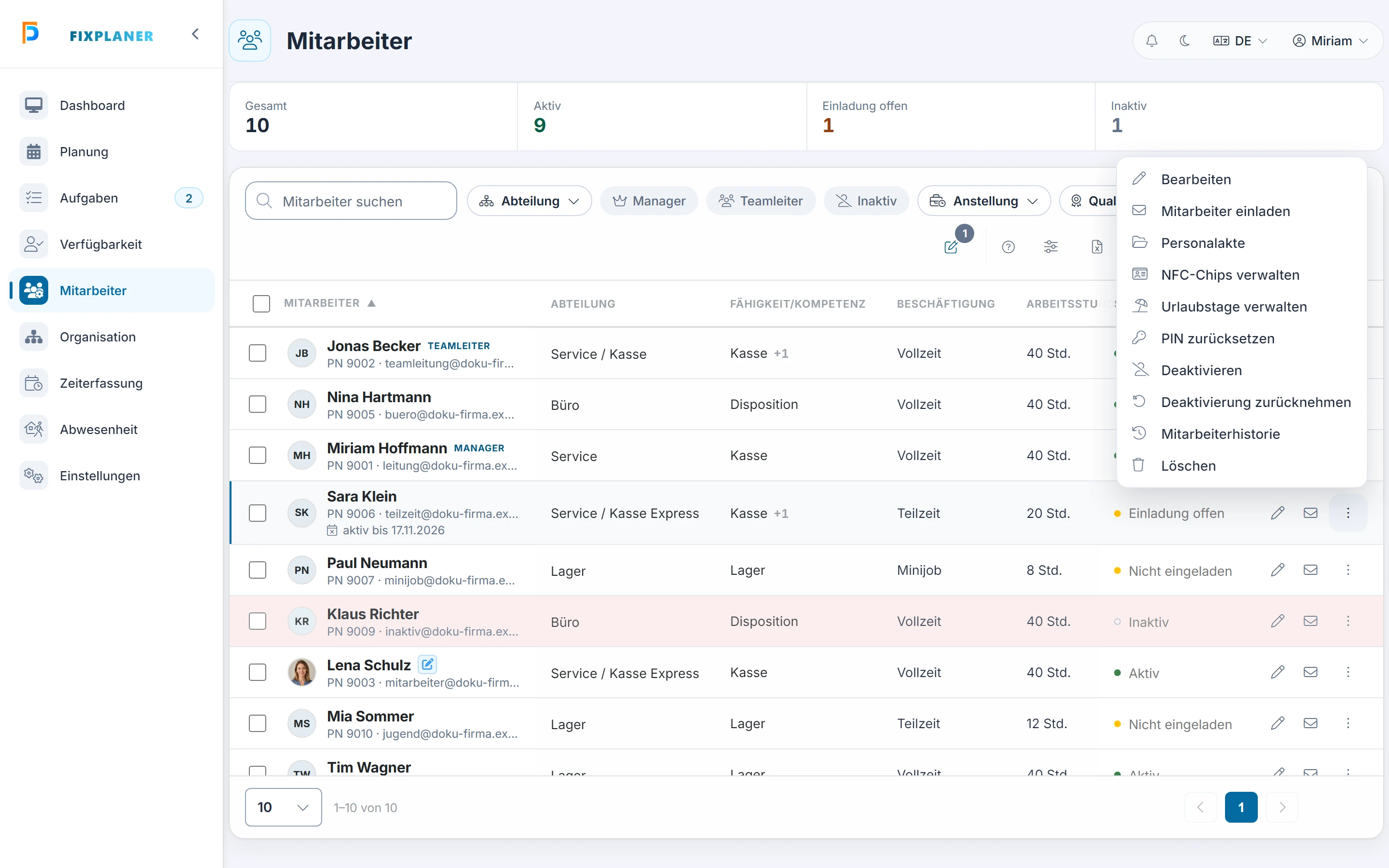 Screenshot Einladen: Schritt 1: Einladen öffnen. Markiert: (A) Weitere Aktionen: Das Menü „Weitere Aktionen“, hier mit „Mitarbeiter einladen“., (1) Mitarbeiter einladen: „Mitarbeiter einladen“ öffnet den gleichnamigen Dialog.