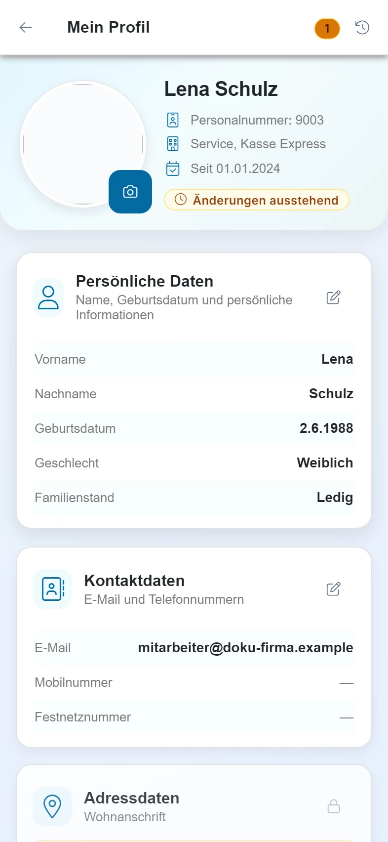 Screenshot Mein Profil (Änderungsantrag): Schritt 1: Profil öffnen. Markiert: (1) Änderungsanträge anzeigen, (A) Personalnummer, Abteilung, seit, (2) Abschnitt bearbeiten
