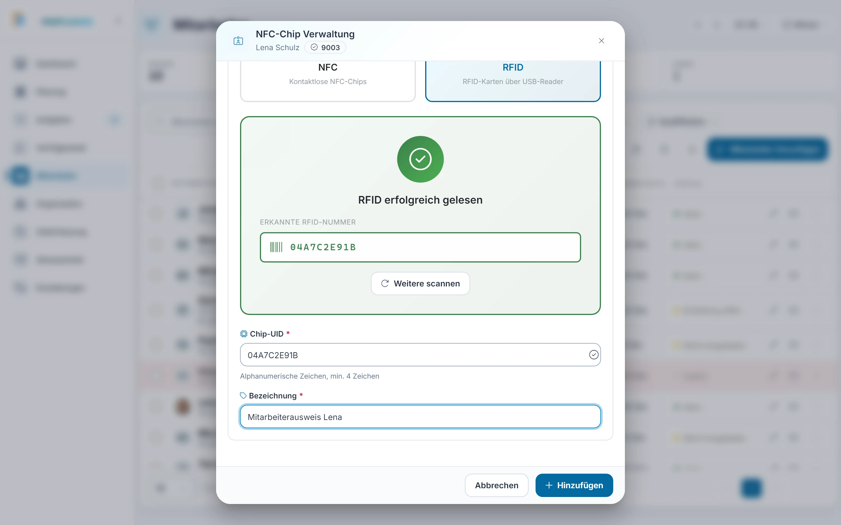 Screenshot NFC-Chips verwalten: Schritt 3: Benennen und hinzufügen. Markiert: (1) Bezeichnung: Unter diesem Namen steht der Chip in der Liste der Person., (2) Hinzufügen: „Hinzufügen“ speichert den gescannten Chip.