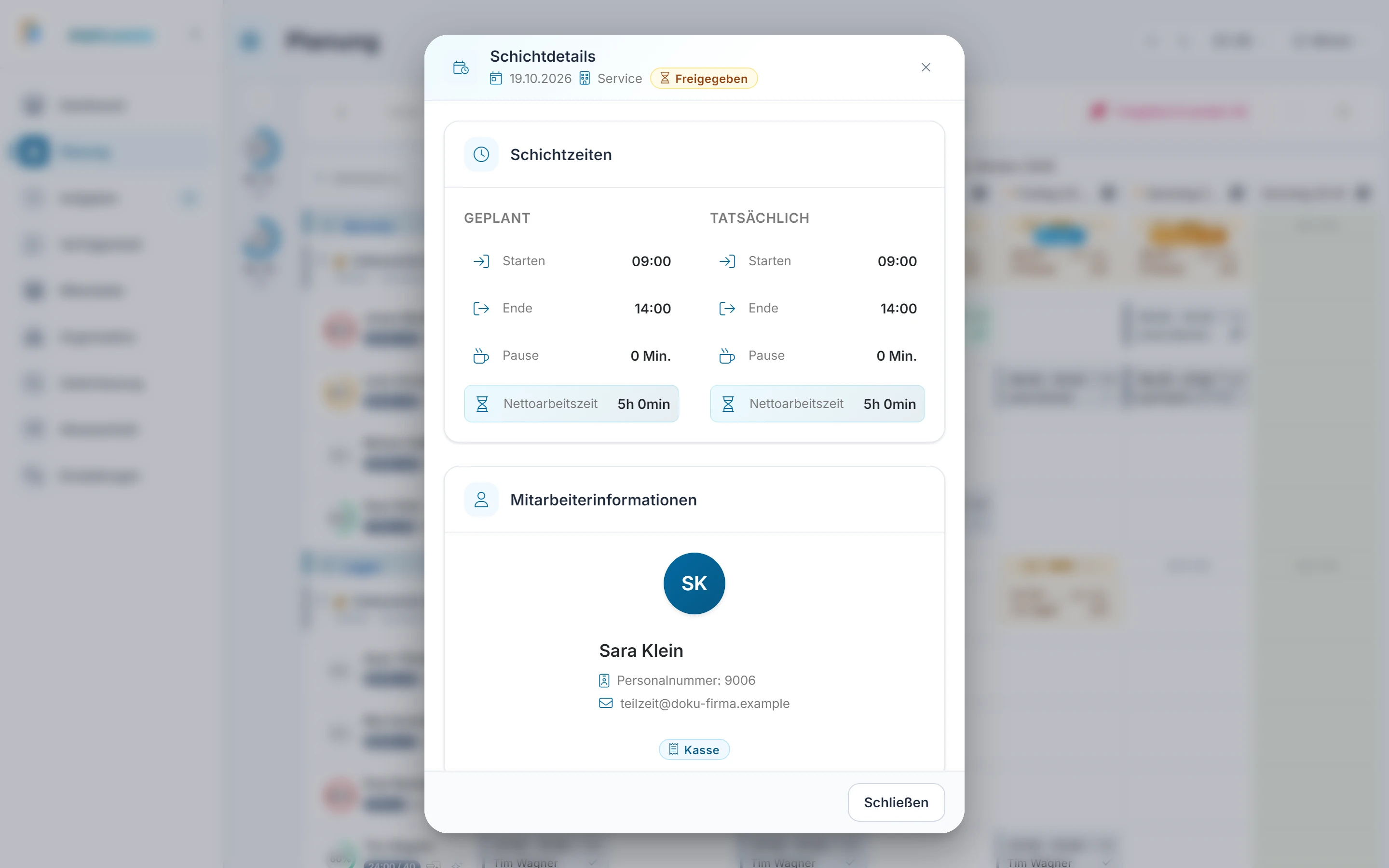 Screenshot Schicht anklicken: Schichtdetails: Schritt 2: Schichtdetails lesen. Markiert: (A) Geplant: „Geplant“ zeigt „Starten“, „Ende“ und „Pause“ der Schicht., (B) Tatsächlich: „Tatsächlich“ zeigt die Stempelzeit der Person., (C) Nettoarbeitszeit: „Nettoarbeitszeit“ ist die Arbeitszeit ohne Pause.