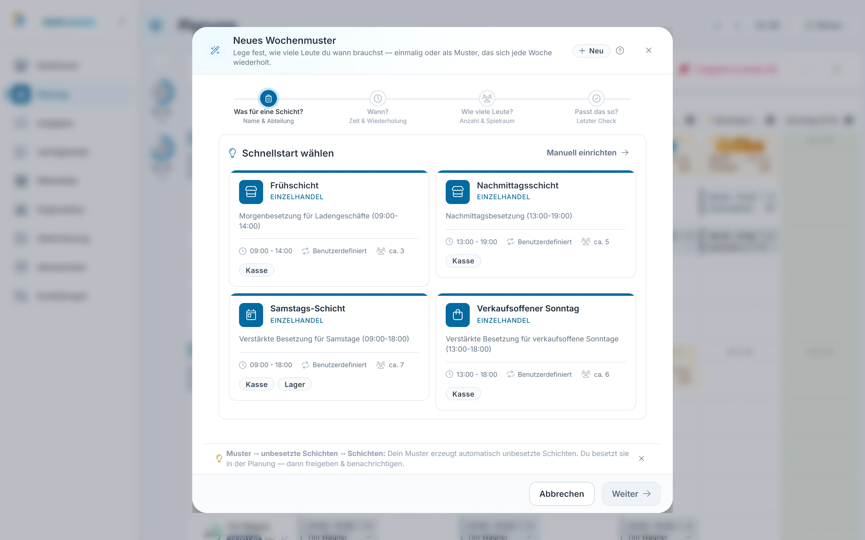 Screenshot: Muster anlegen. Markiert: (A) Vier Schritte: Der Assistent führt in vier Schritten durch Name und Abteilung, Zeit und Wiederholung, Anzahl der Leute und eine letzte Prüfung., (1) Schnellstart wählen: „Muster starten“ legt das Muster an und erzeugt die unbesetzten Schichten., (2) Weiter: „Weiter“ ist gesperrt, bis der Schritt vollständig ist, der Hinweis nennt das fehlende Feld.