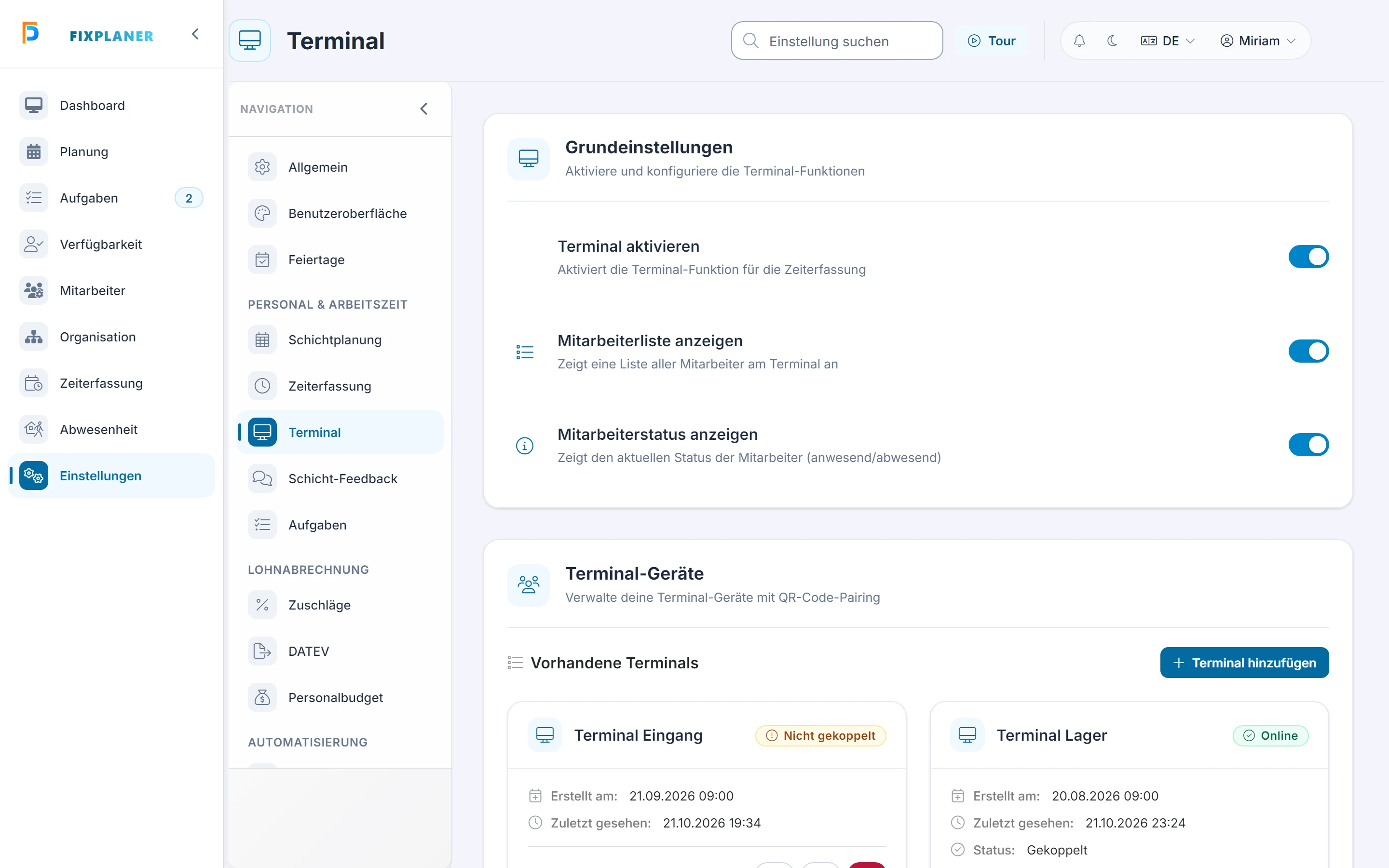 Screenshot: Bildschirm Terminal. Markiert: (A) Terminal-Geräte: Hier verwaltest du alle Tablets und Smartphones, an denen gestempelt wird., (1) Terminal hinzufügen: Legt ein neues Terminal an und zeigt den Code zum Koppeln., (2) Terminal Eingang: Jede Karte zeigt ein Gerät mit Status, Erstellungsdatum und letztem Kontakt.