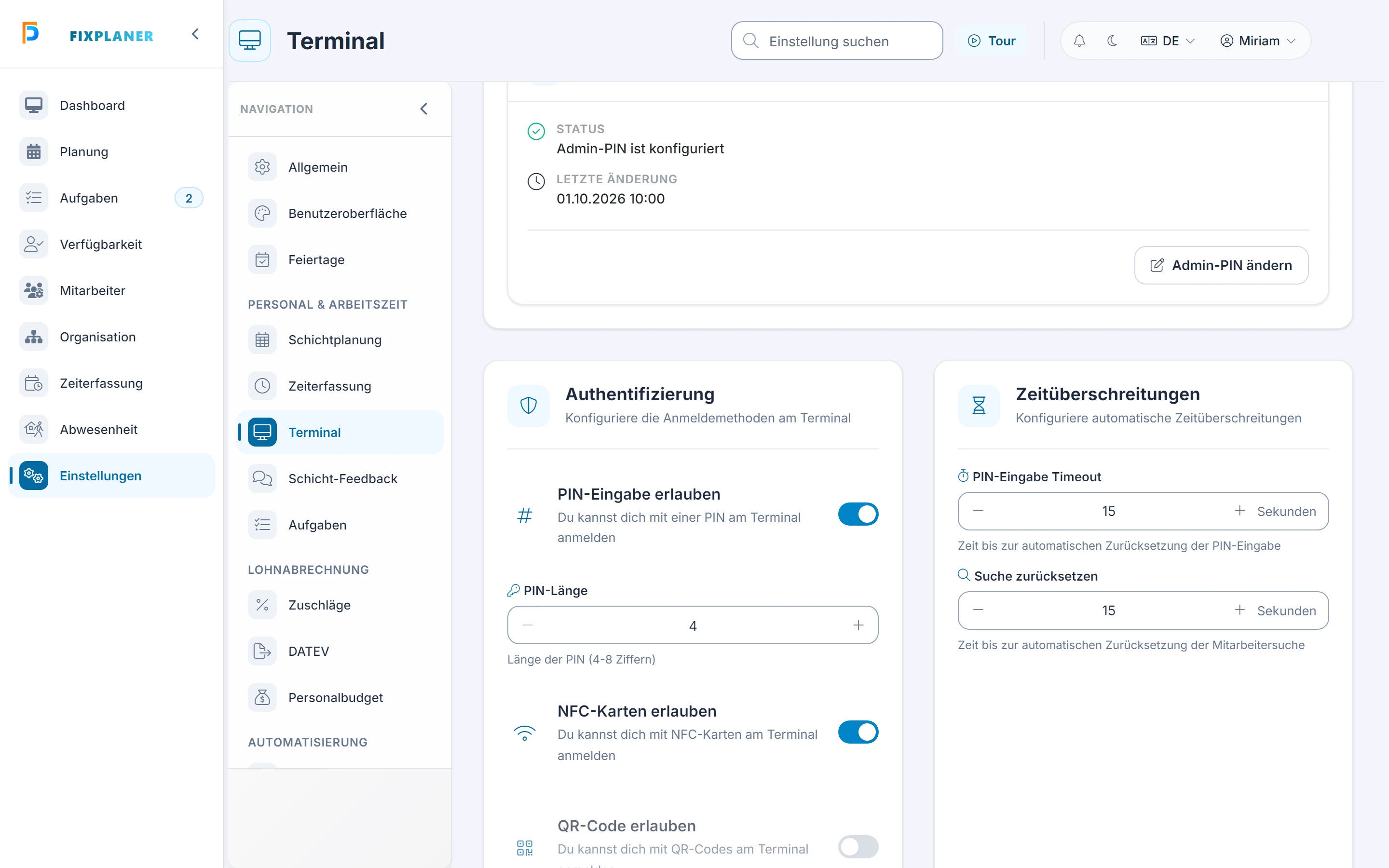 Screenshot: Anmeldung und Schutz. Markiert: (1) Authentifizierung: Hier legst du fest, wie sich Mitarbeiter am Terminal ausweisen, bevor sie stempeln., (2) Admin-PIN-Schutz: Schützt die Aktionen am Terminal, zum Beispiel Abmelden und Sprachwechsel, mit einer PIN, damit niemand das Terminal unbemerkt abmeldet.